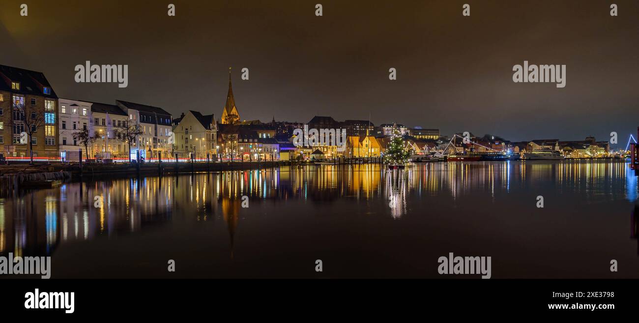 Vista panoramica delle luci festive e dell'atmosfera romantica natalizia a Flensburg di notte. Ni Foto Stock