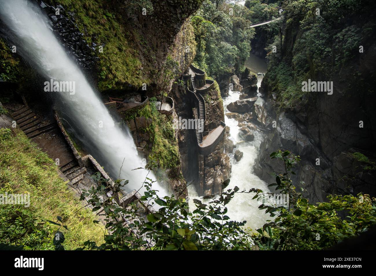Vista panoramica della cascata Pailon del Diablo e delle sue iconiche scale a Baños de Agua Santa, provincia di Tungurahua, Ecuador. Foto Stock