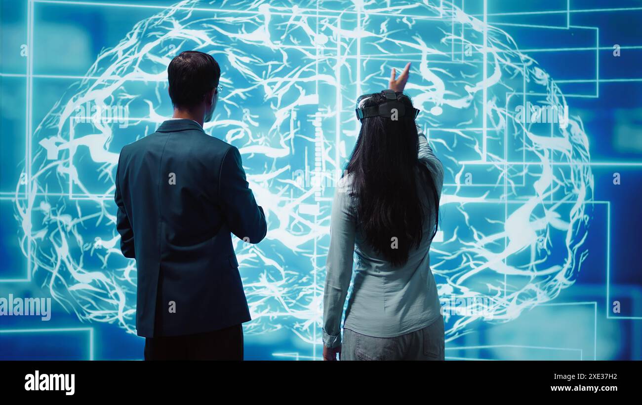 Gli ingegneri utilizzano il visore VR e le reti neurali ai modellate sul cervello umano per risolvere problemi complessi. Esperti IT che utilizzano l'intelligenza artificiale e la tecnologia della realtà virtuale per esaminare i dati, telecamera B. Foto Stock