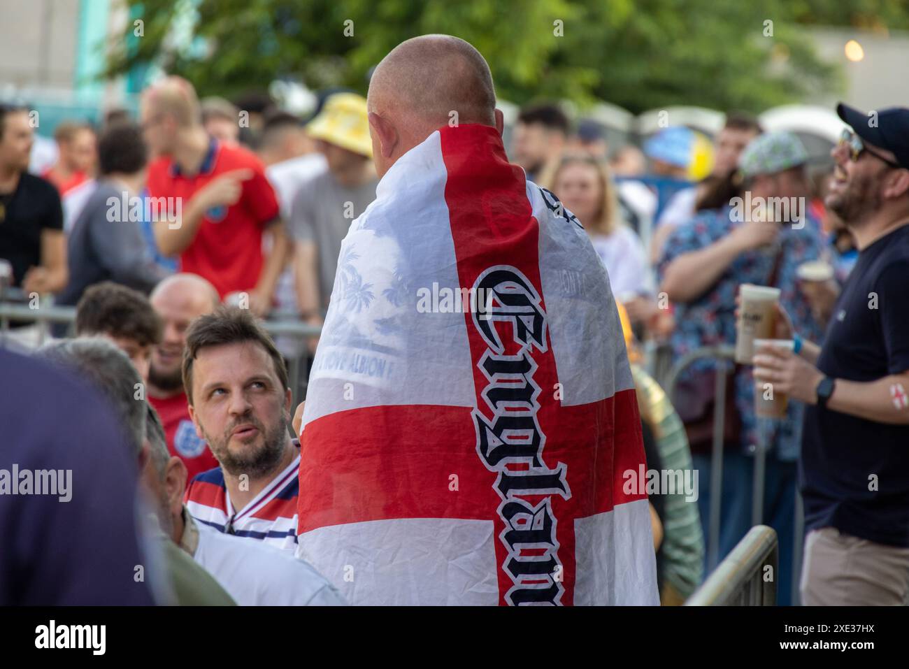 Central Park, Brighton, Regno Unito. Tifosi all'Euro Fanzone, 4theFans, Central Park, Brighton all'England V Slovenia Fanzone Big Screen Brighton. David Smith/Alamy 25 giugno 2024 Foto Stock