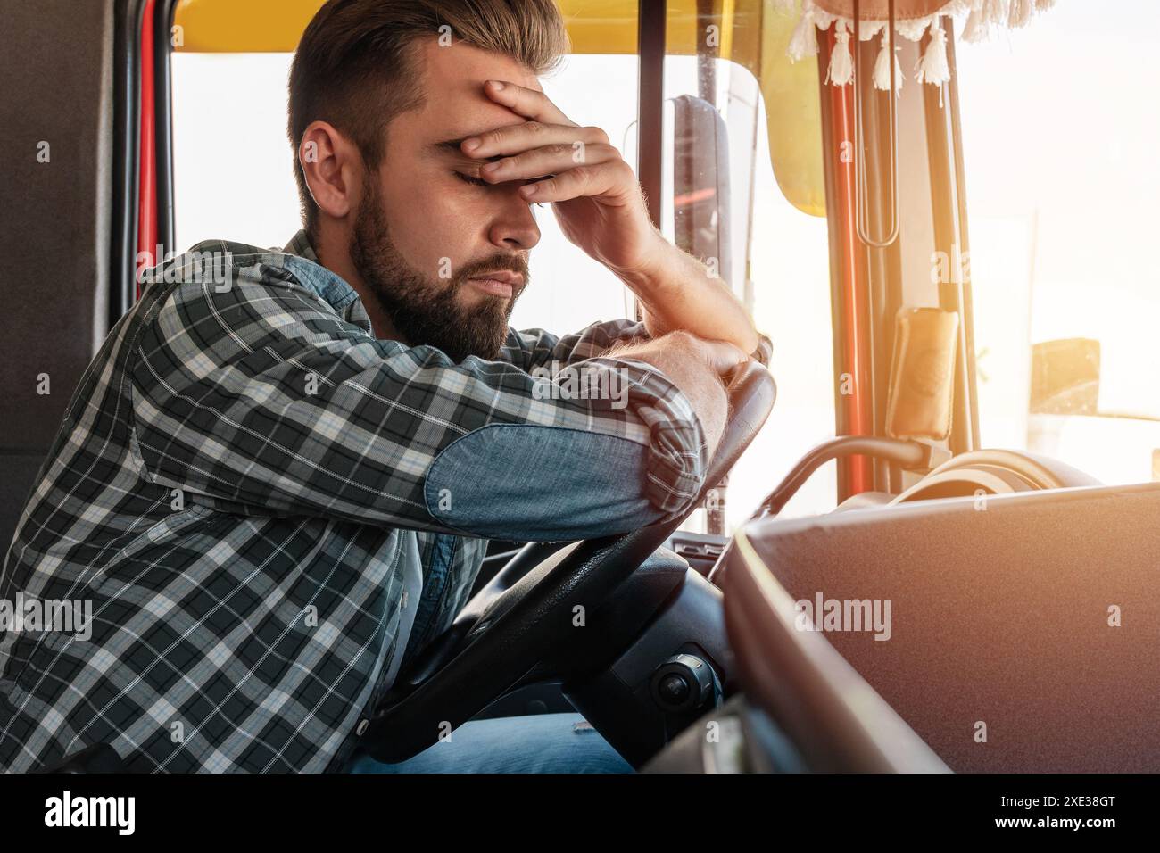 Stanchezza del conducente di veicoli che si sente assonnato e malato Foto Stock