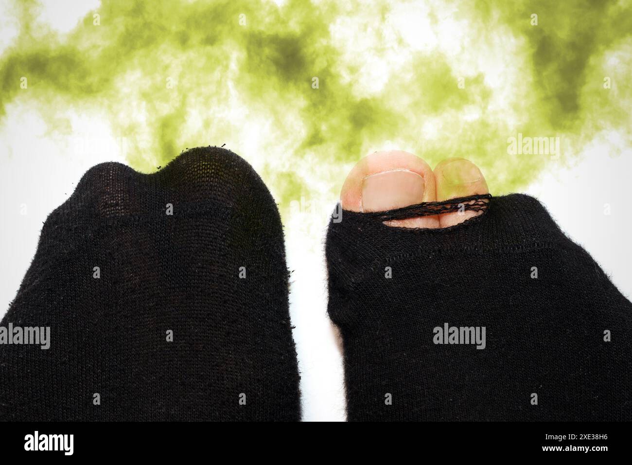 Piedi maschili in vecchi calzini puzzolenti e sporchi Foto Stock