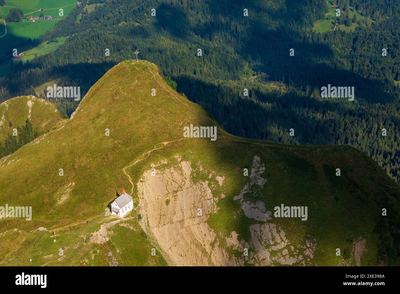 Vista panoramica dal monte Pilatus alla Cappella Klimsen sul lago di Lucerna in Svizzera. Foto Stock