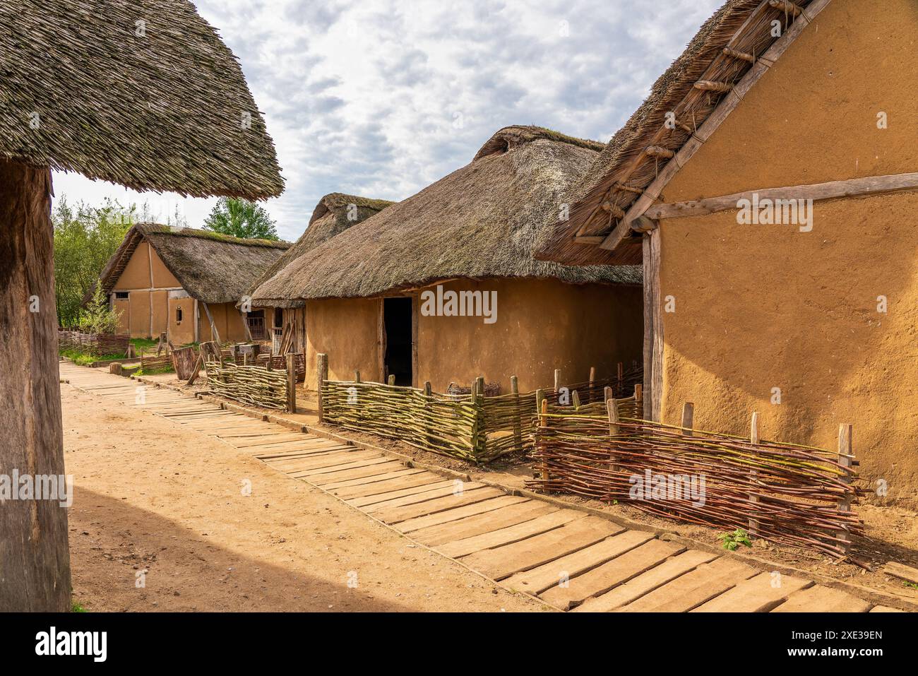 Replica del villaggio vichingo con case con tetto in paglia. Foto Stock