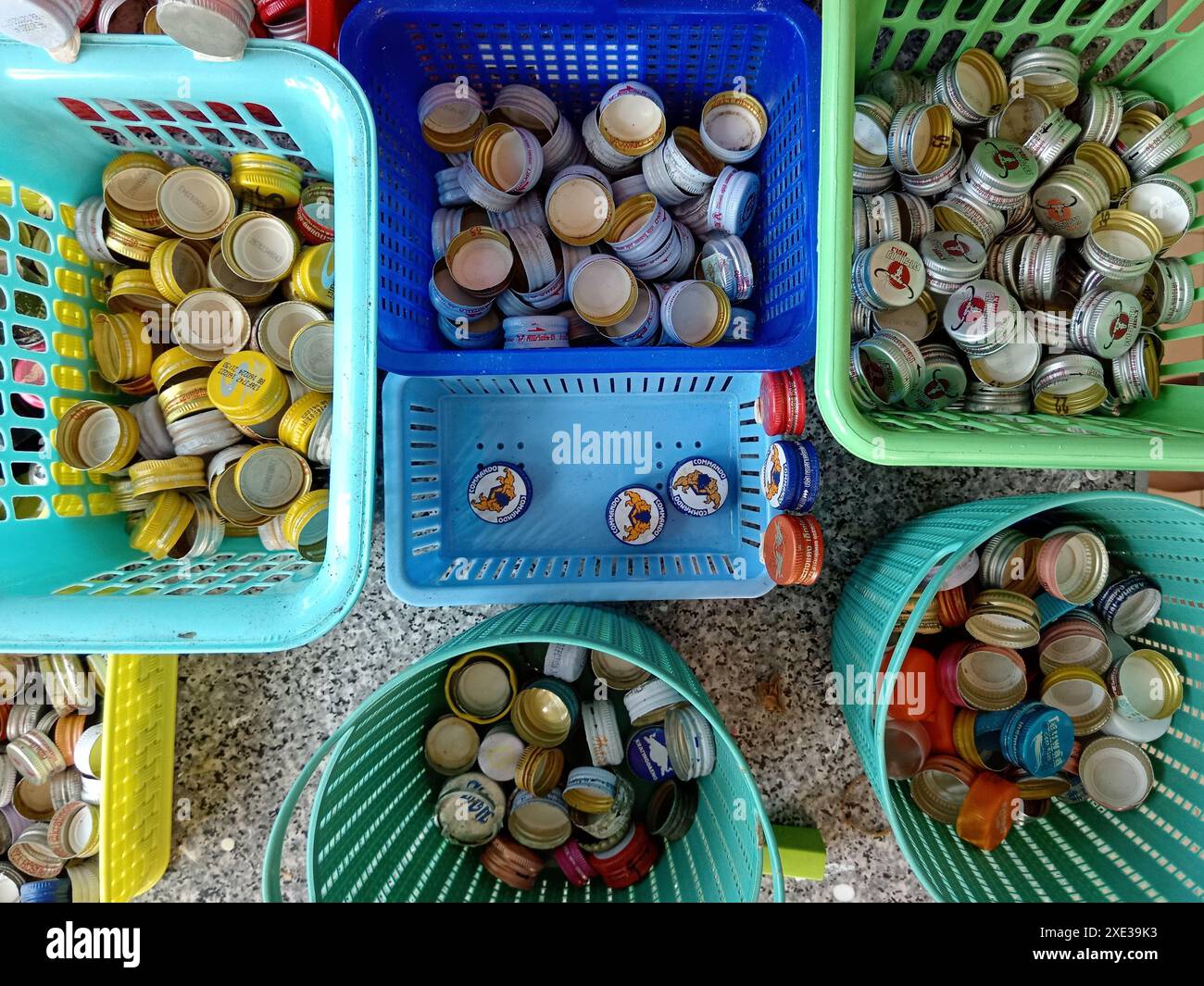 Phang Nga, Thailandia - 21 febbraio 2024: Tappi a vite in metallo сollecting per il riciclaggio. Tappi e coperchi di bottiglie per bevande energetiche in contai di plastica separati Foto Stock