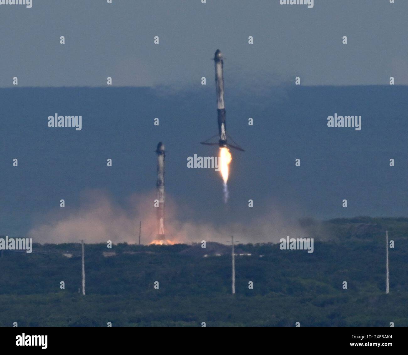 I booster laterali del razzo SpaceX Falcon 9 Heavy ritornano nelle zone di atterraggio 1 e 2 dopo aver lanciato il satellite meteo GOES-U per il NOAA e la NASA dal complesso 39A al Kennedy Space Center, Florida, martedì 25 giugno 2024. Foto di Joe Marino/UPI credito: UPI/Alamy Live News Foto Stock