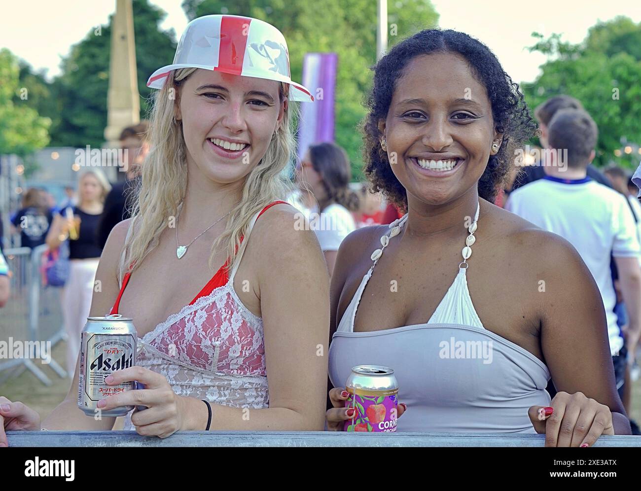 Inghilterra contro Slovenia 2024 UEFA Euro 25 giugno 2024 Matt le Tissier e tifosi al Big Screen Fanpark “4TheFans”, St Peters Church, Central Park, Brighton East Sussex Inghilterra Regno Unito. Credito : Caron Watson/Alamy Live News. Foto Stock