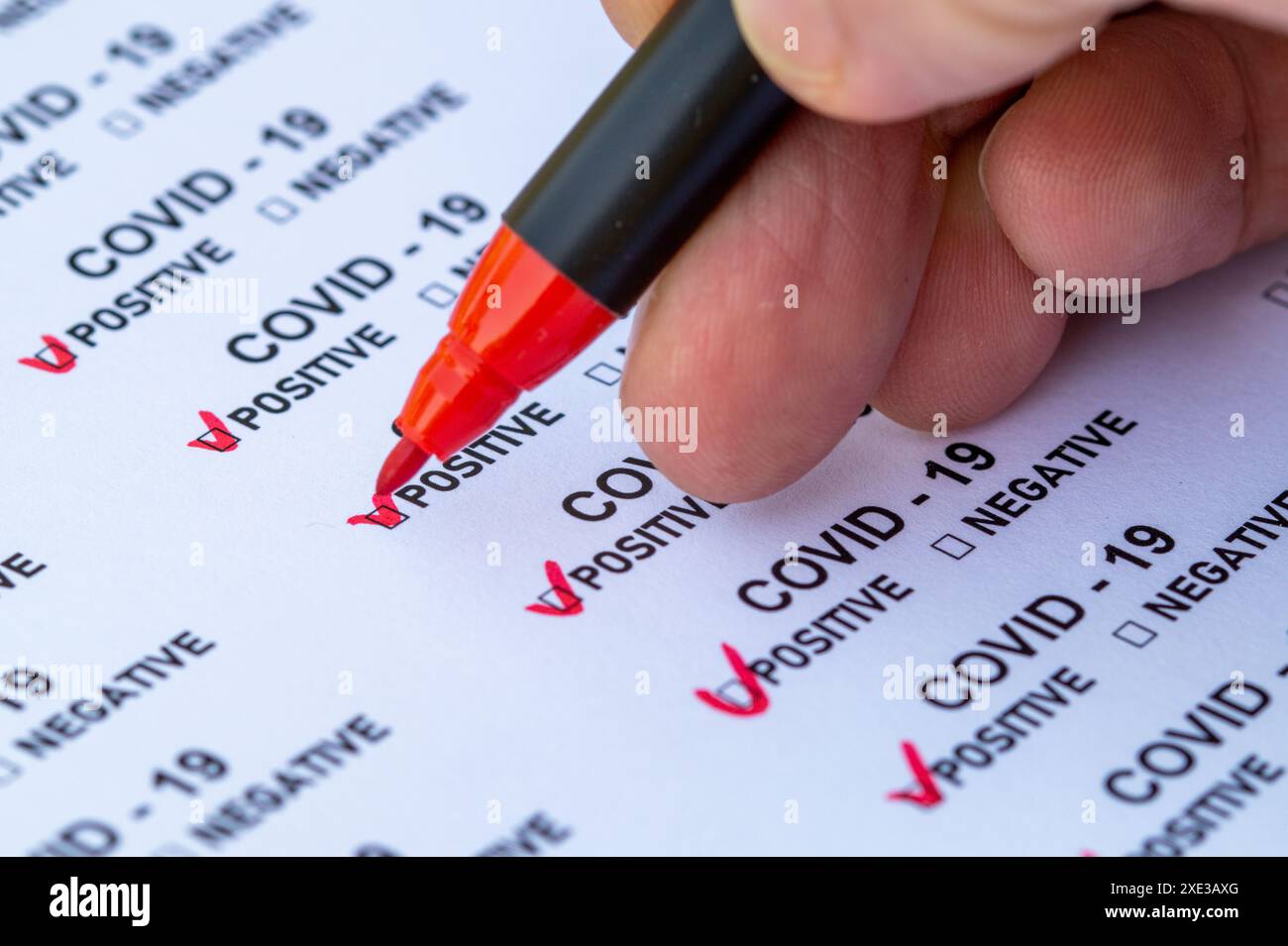 Rapporto di rilevamento della malattia di Covid-19. Modulo paziente COVID 19, contrassegnare a mano una casella di controllo per Bloo positivo Foto Stock