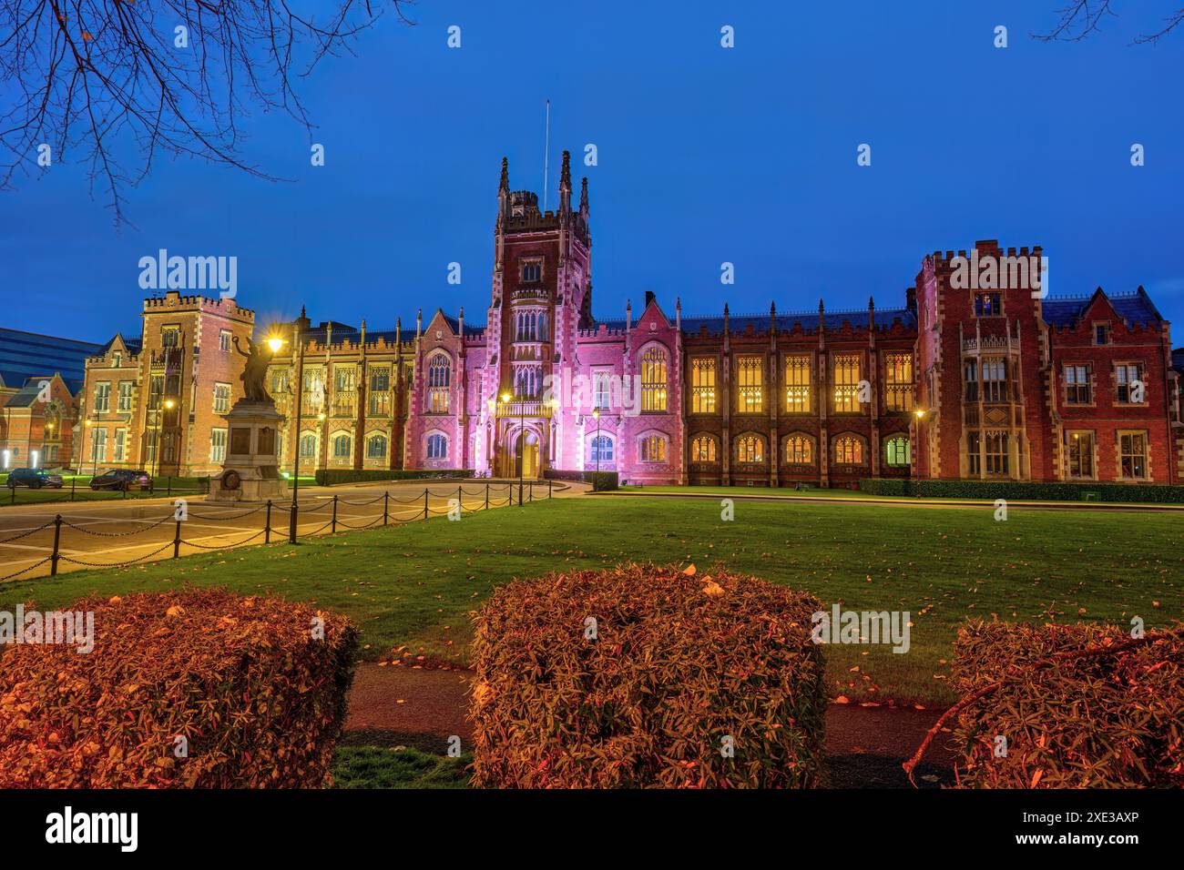 L'edificio principale della Queens University a Belfast al crepuscolo Foto Stock