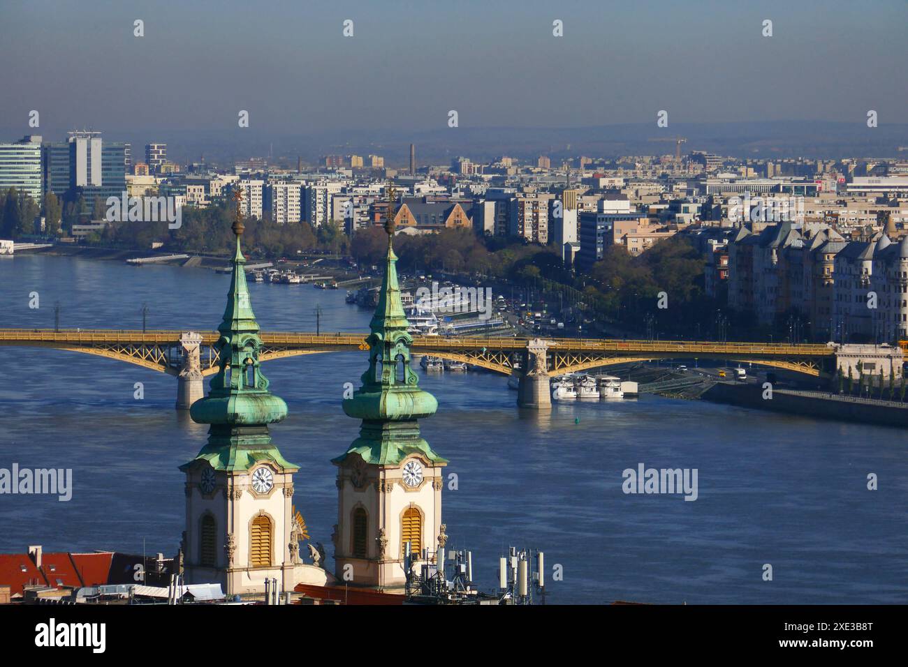 Chiesa di Sant'Anna a Budapest con Ponte Margherita, Ungheria Foto Stock