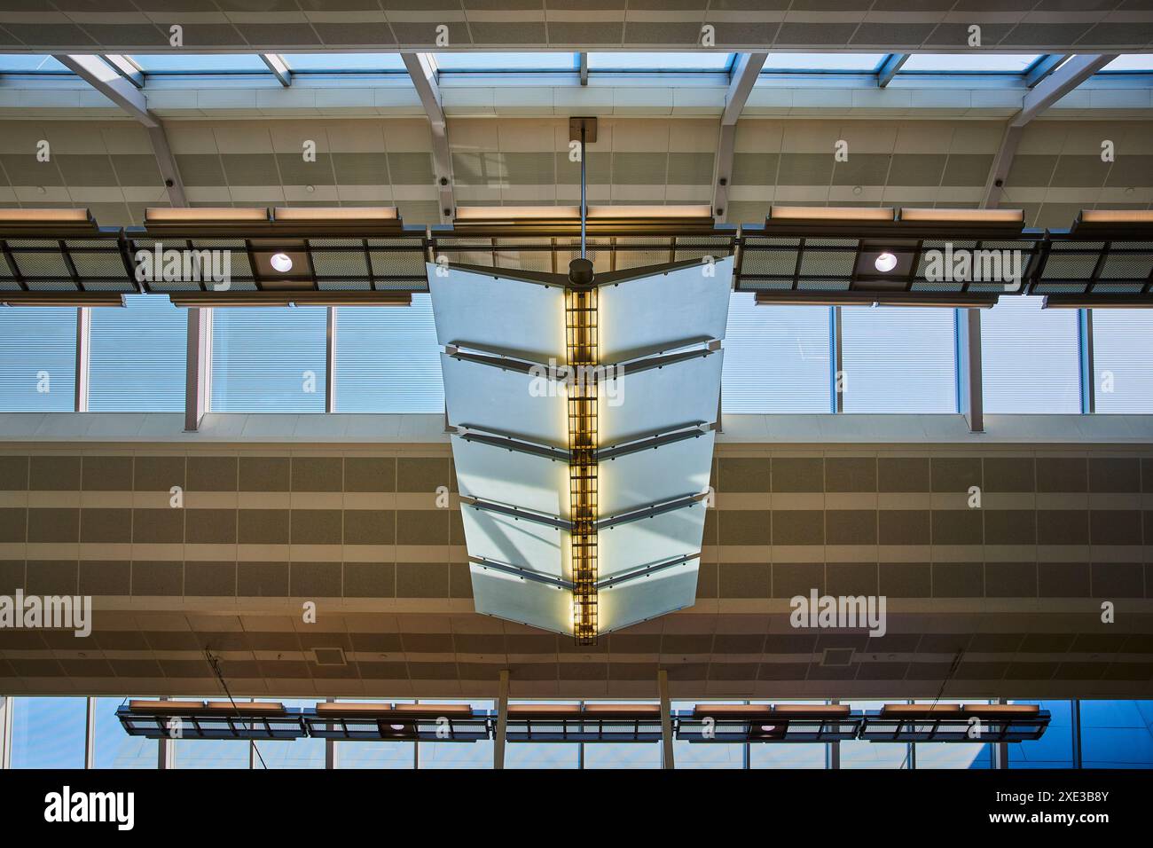 Moderno impianto di illuminazione per interni con soffitto industriale dal basso Foto Stock