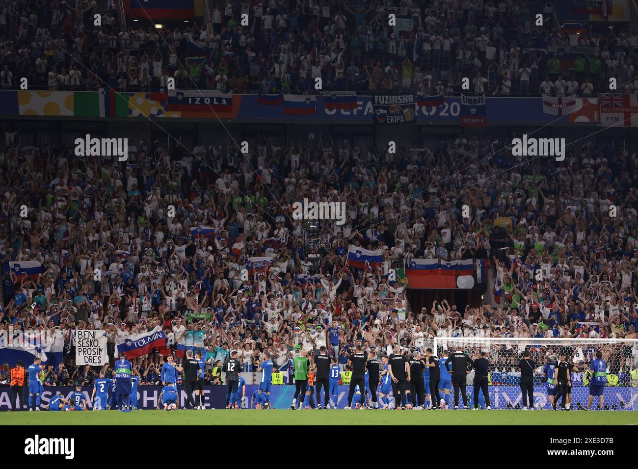 Colonia, Germania. 25 giugno 2024. Il personale sloveno e i giocatori festeggiano di fronte ai tifosi dopo il fischietto finale della partita dei Campionati europei UEFA allo stadio di Colonia, Colonia. Il credito per immagini dovrebbe essere: Jonathan Moscrop/Sportimage Credit: Sportimage Ltd/Alamy Live News Foto Stock