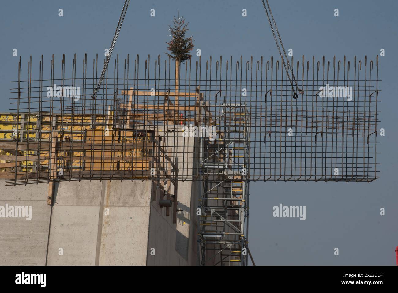 Gru da cantiere con carico pesante Foto Stock
