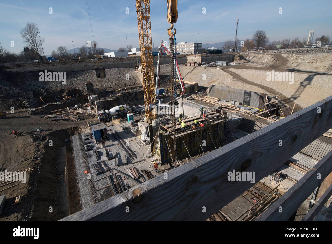 Gru da cantiere con carico pesante Foto Stock