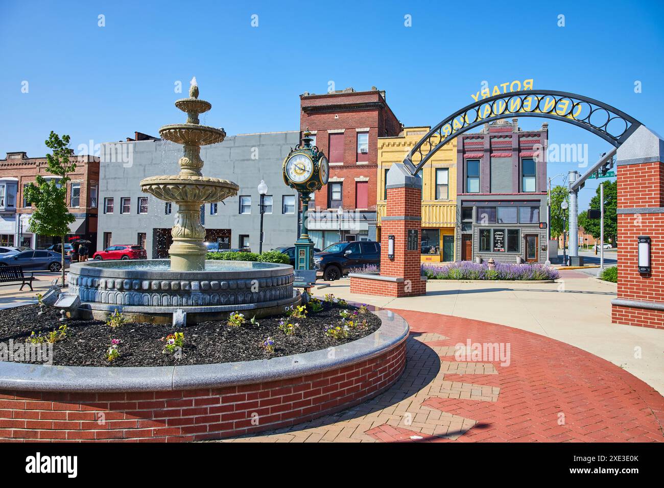 Vivace Fontana della piccola città e colorati edifici Vista della strada Foto Stock