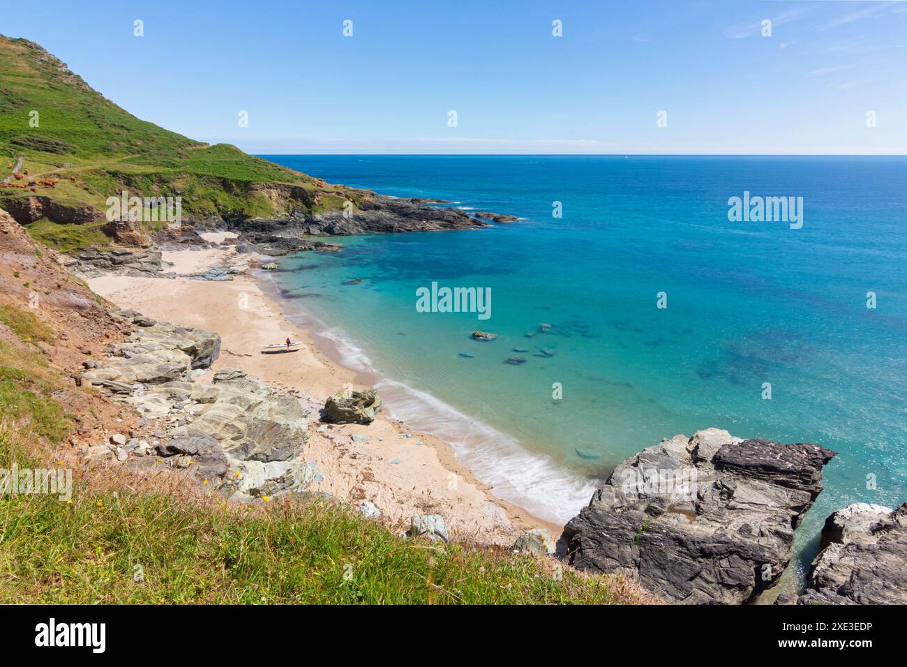 Lunga esposizione della spiaggia gara Rock in una splendida giornata estiva - Devon, Regno Unito Foto Stock
