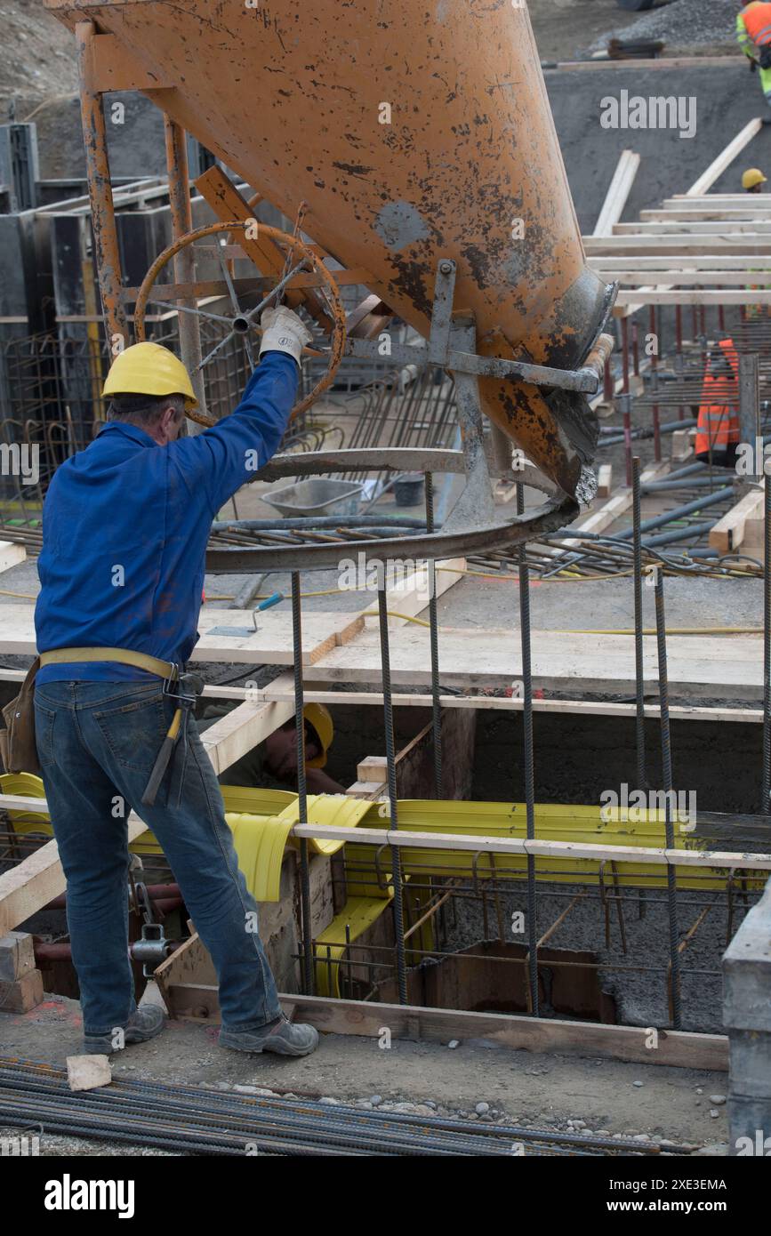 Gru da cantiere con carico pesante Foto Stock