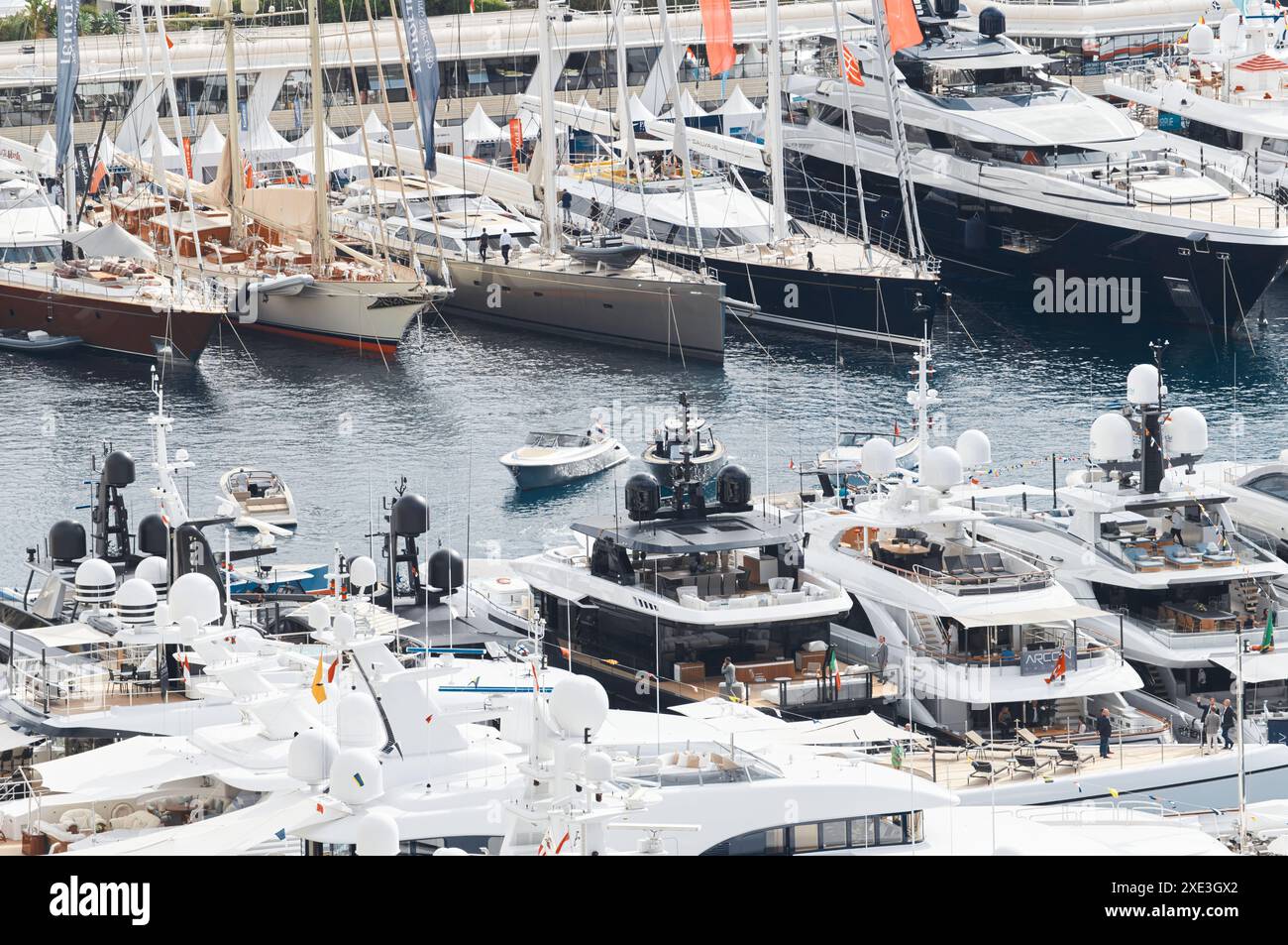 Monaco, Monte Carlo, 27 settembre 2022 - tanti yacht di lusso alla famosa esposizione di motoscafi nel Principato, la più importante Foto Stock Monaco, Monte Carlo, 27 settembre 2022 - tanti yacht di lusso alla famosa esposizione di motoscafi nel Principato, la più importante Foto Stock