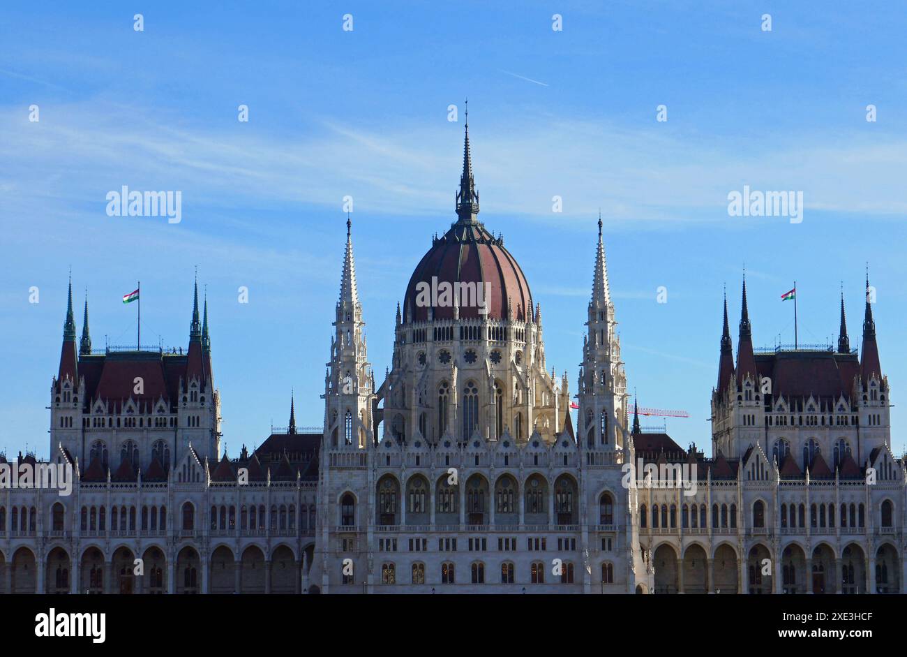 Palazzo del Parlamento di Budapest sul Danubio Foto Stock