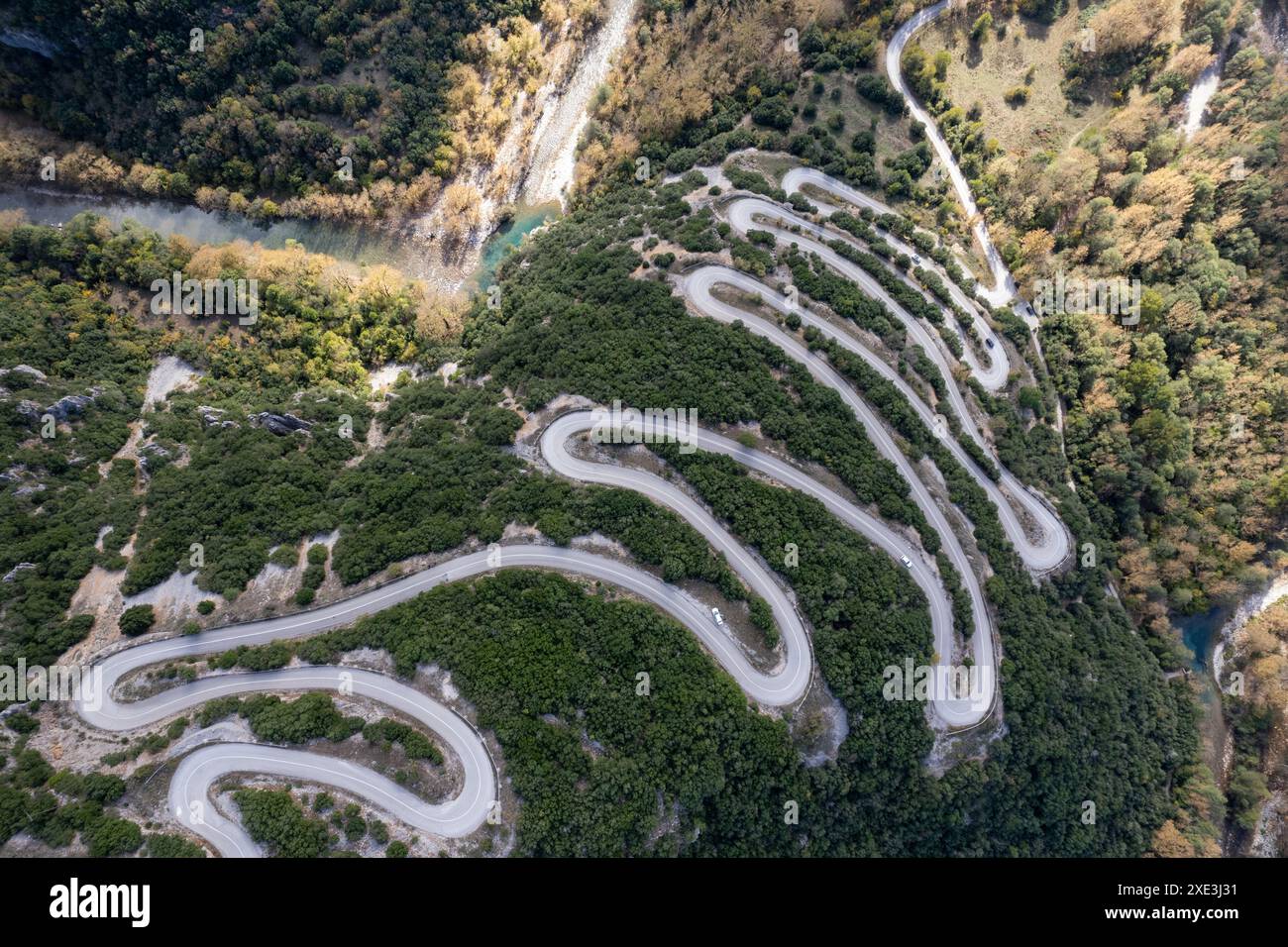 Strada curva del Papingo nel Parco Nazionale di Vikos, Epiro, Grecia Foto Stock