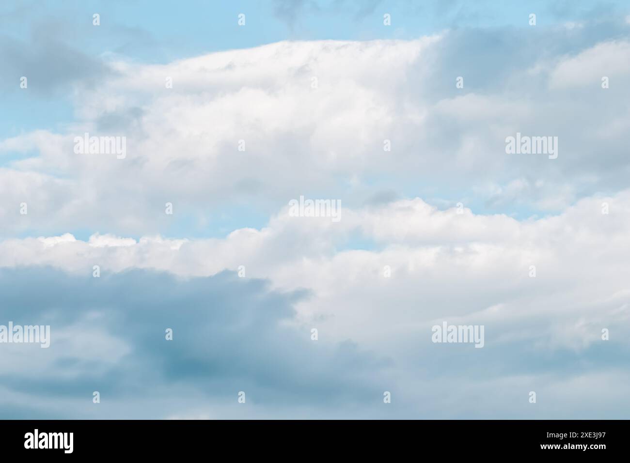 Sullo sfondo di un cielo blu con nuvole bianche Foto Stock