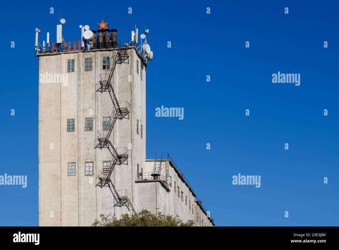 Antenne di telecomunicazione in cima alla vecchia torre dell'ascensore sovietico Foto Stock