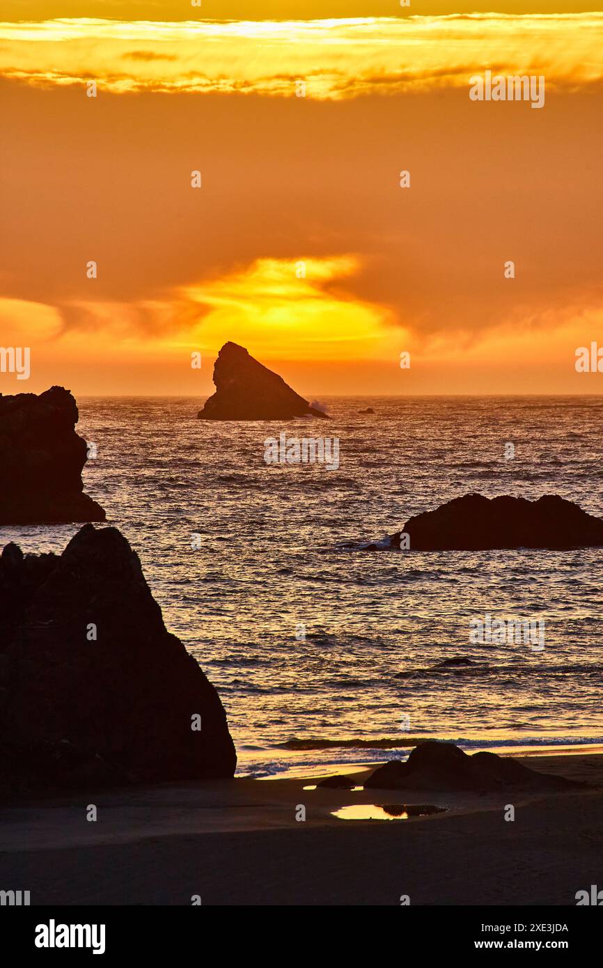 Le rocce sagomate al tramonto all'ora d'oro dalla prospettiva del livello dell'acqua Foto Stock