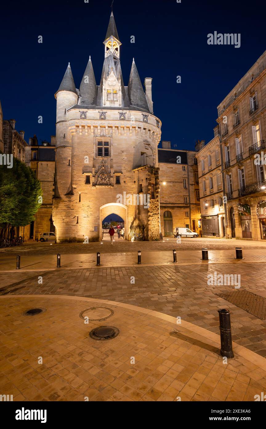 Vista notturna di porte Cailhau o porte du Palais. L'ex porta della città di Bordeaux in Francia. Uno dei tour principali Foto Stock