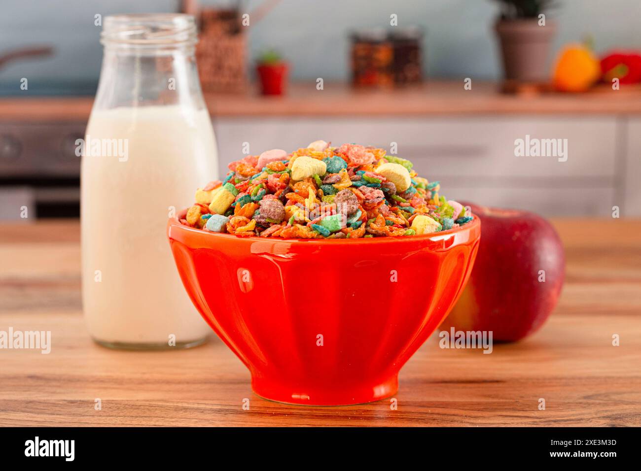 Una ciotola di cereali Marshmallow per bambini arcobaleno aromatizzati ai frutti arcobaleno su un tavolo di legno in cucina Foto Stock