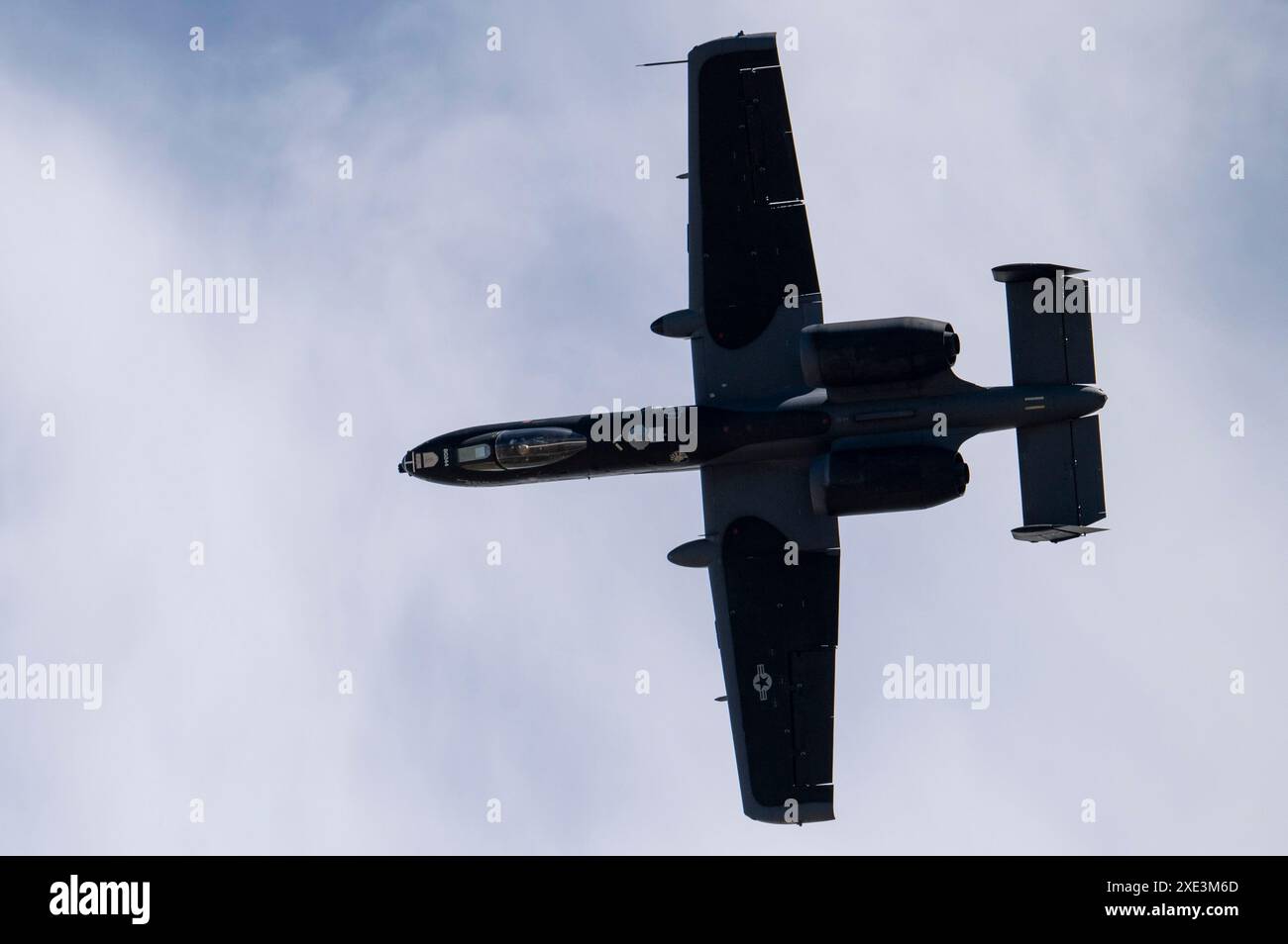 Lindsay "MAD" Johnson, comandante e pilota della squadra dimostrativa A-10C Thunderbolt II, sorvola lo Skyfest alla Fairchild Air Force base, il 23 giugno 2024. La dimostrazione consisteva in manovre acrobatiche, tra cui un lancio di quattro punti e un otto cubano. (Foto U.S. Air Force del Senior Airman Devlin Bishop) Foto Stock