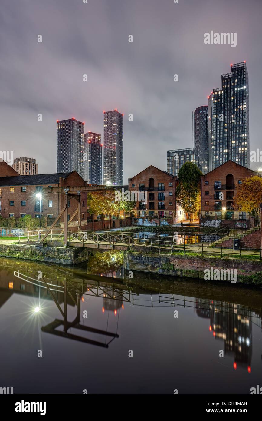 Storico Castlefield di Manchester di notte con lo skyline moderno sul retro Foto Stock