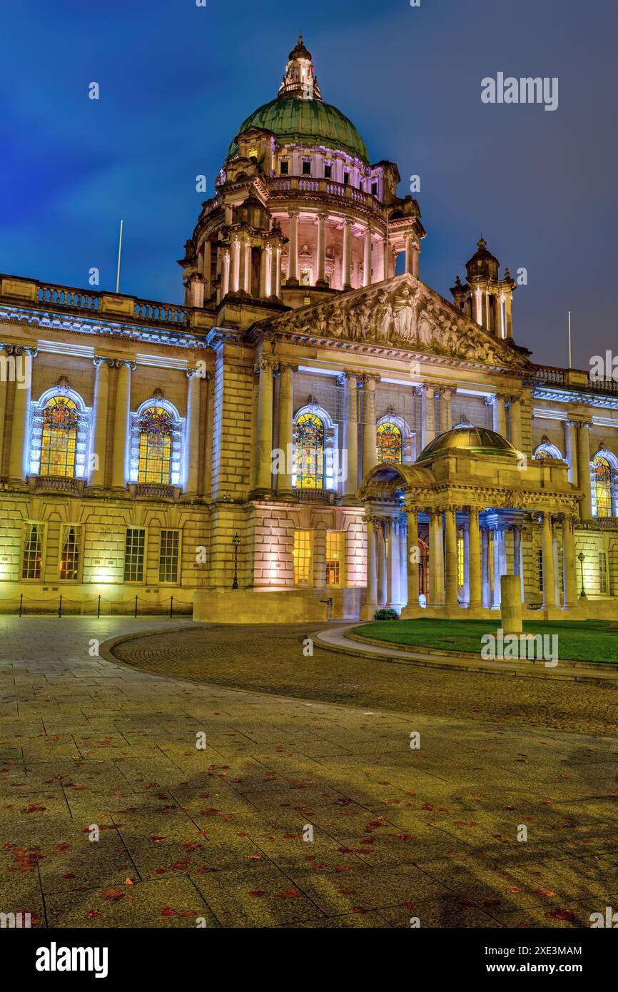 Il bellissimo municipio di Belfast illuminato al crepuscolo Foto Stock