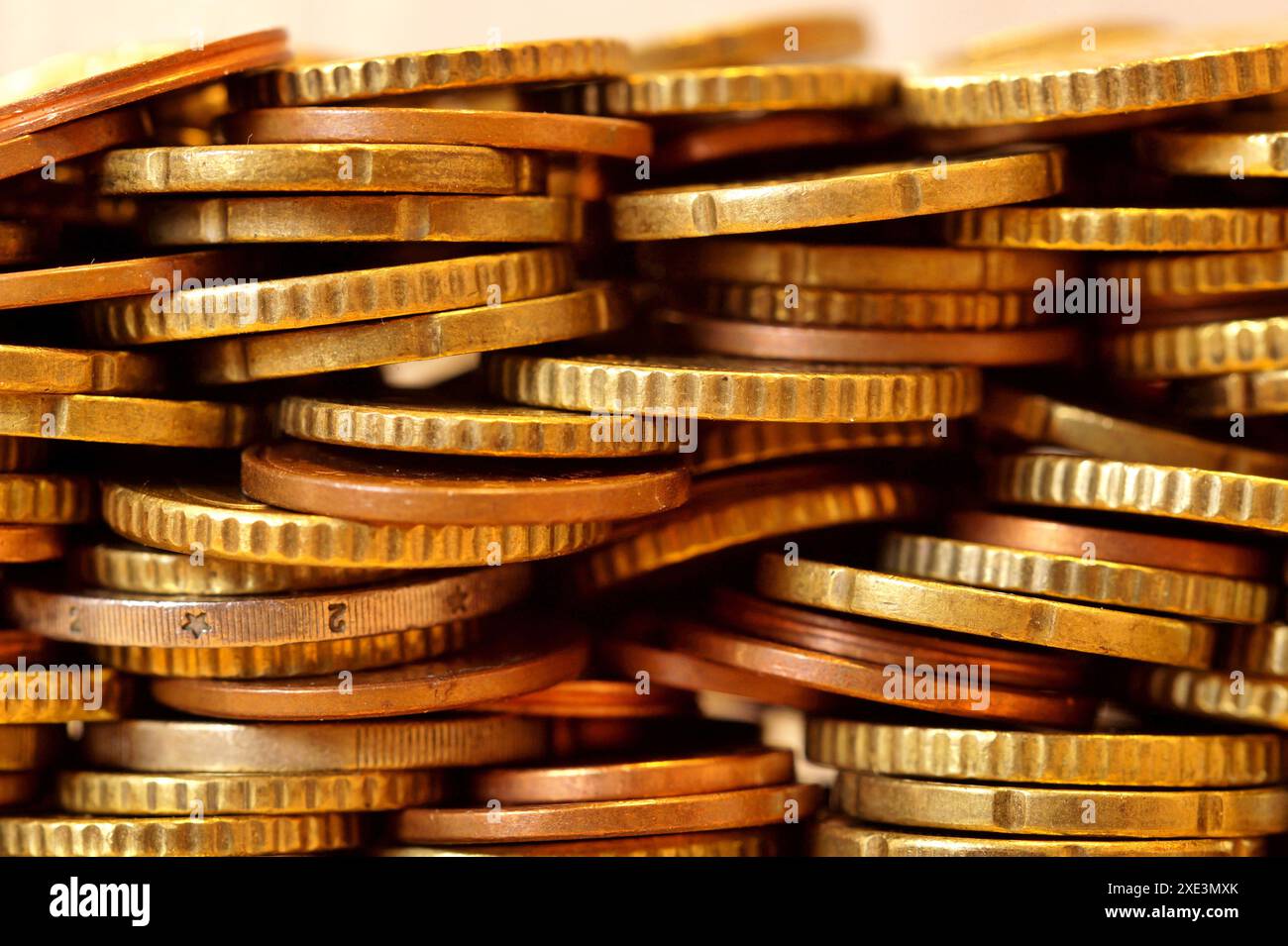 Molte monete in euro. Vista frontale della moneta in euro. sfondo delle monete. Entrate e profitti. Europea Foto Stock