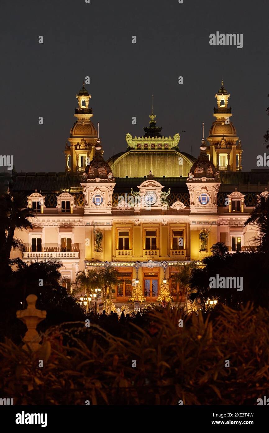 Monaco, Monte Carlo, 12 novembre 2022: La famosa piazza del Casinò di Monte Carlo è al crepuscolo, attrazione illuminata di notte, lusso Foto Stock