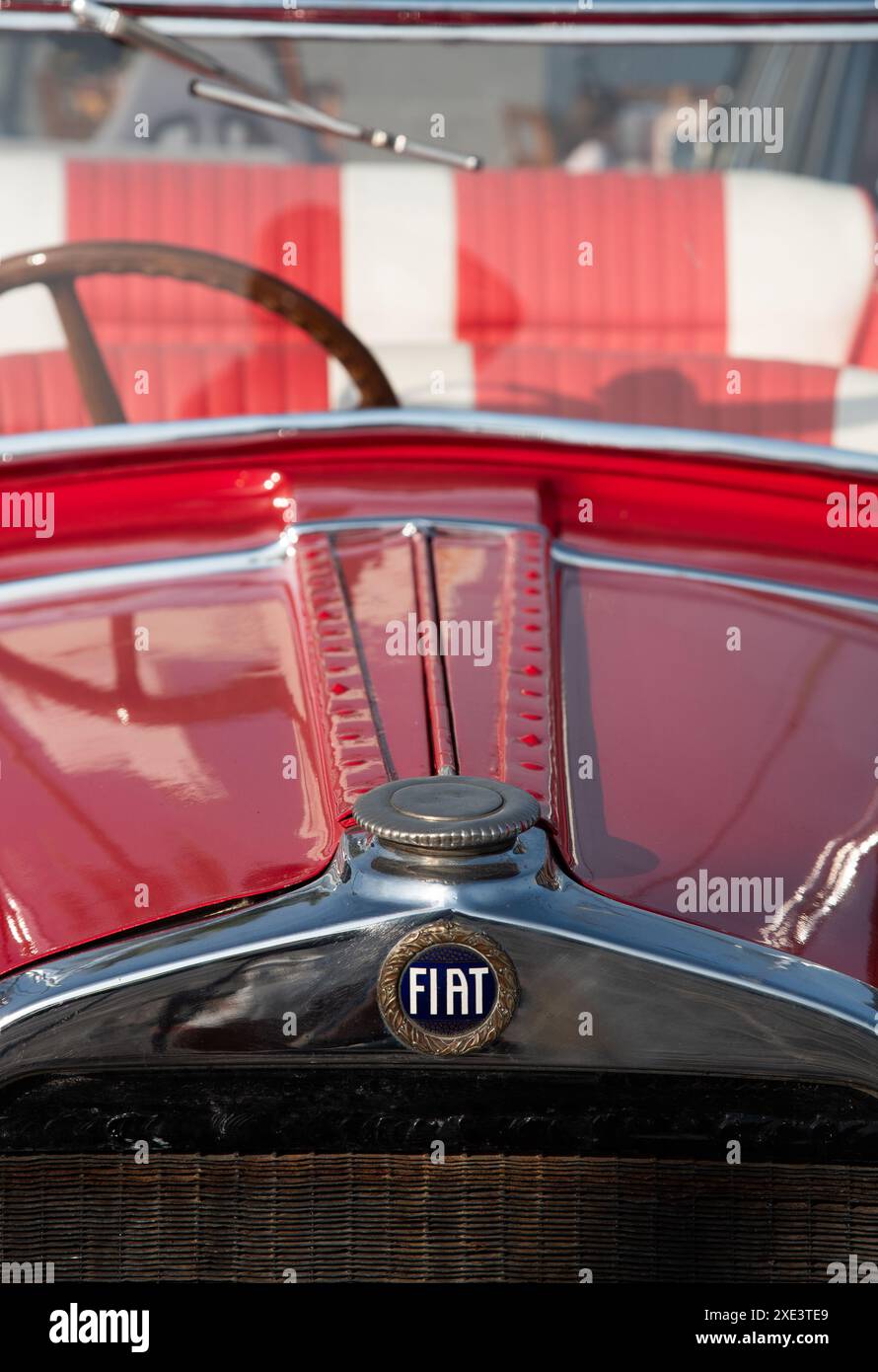 Vista frontale auto d'epoca Fiat Classic da collezione rossa. Logo Fiat e dettagli anteriori Foto Stock