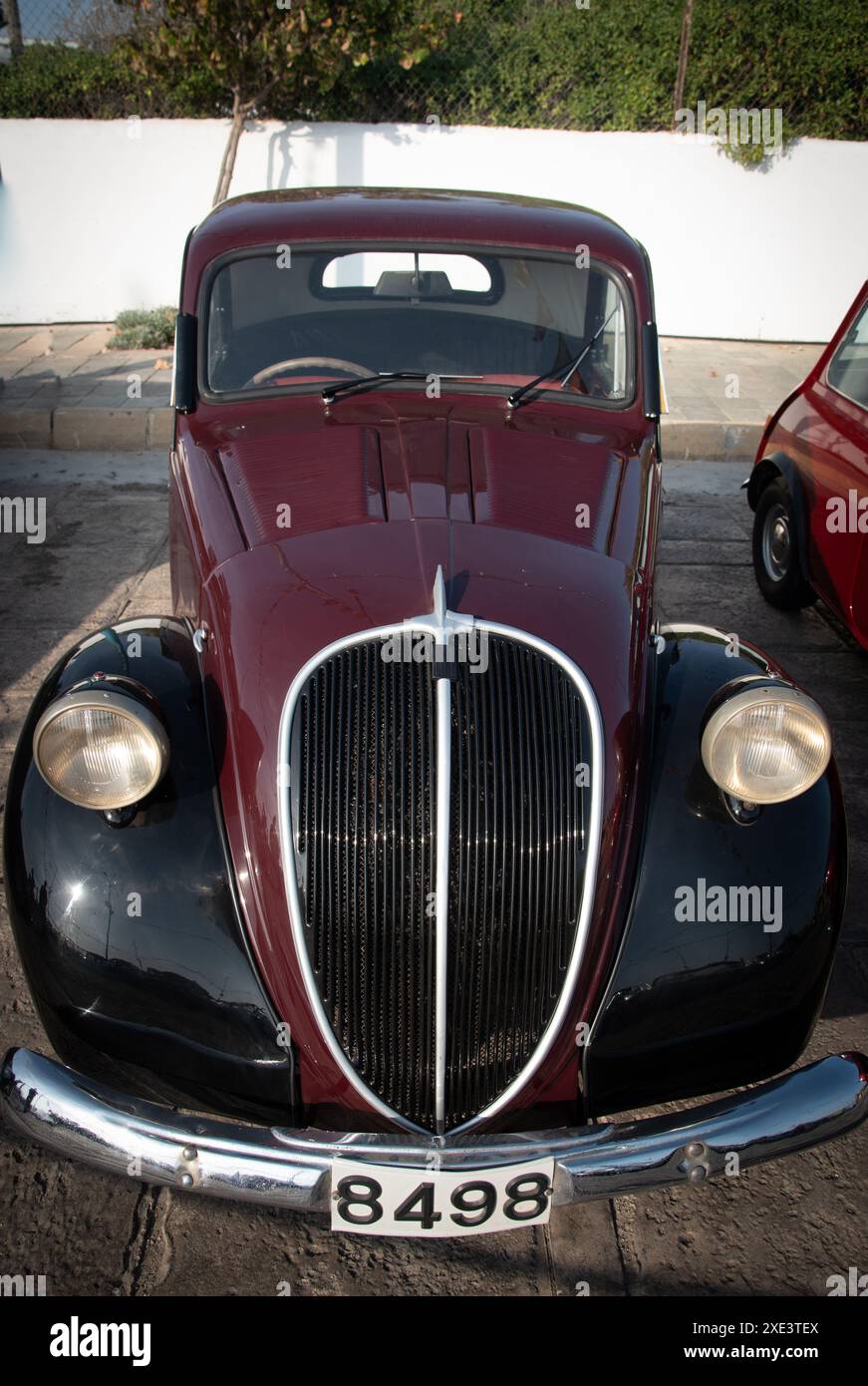 Vista frontale di una classica auto d'epoca Jaguar da collezione Foto Stock