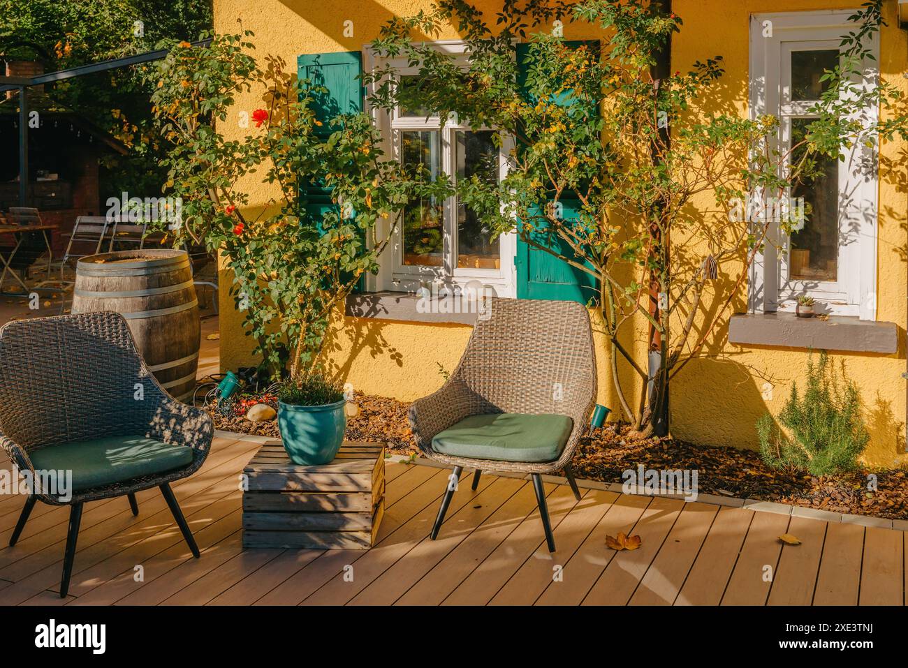 Immagine di un tavolino vuoto disposto nel cortile di una casa. Autunno in Germania, Europa. Tavolo all'aperto in Street Cafe. autunno Foto Stock