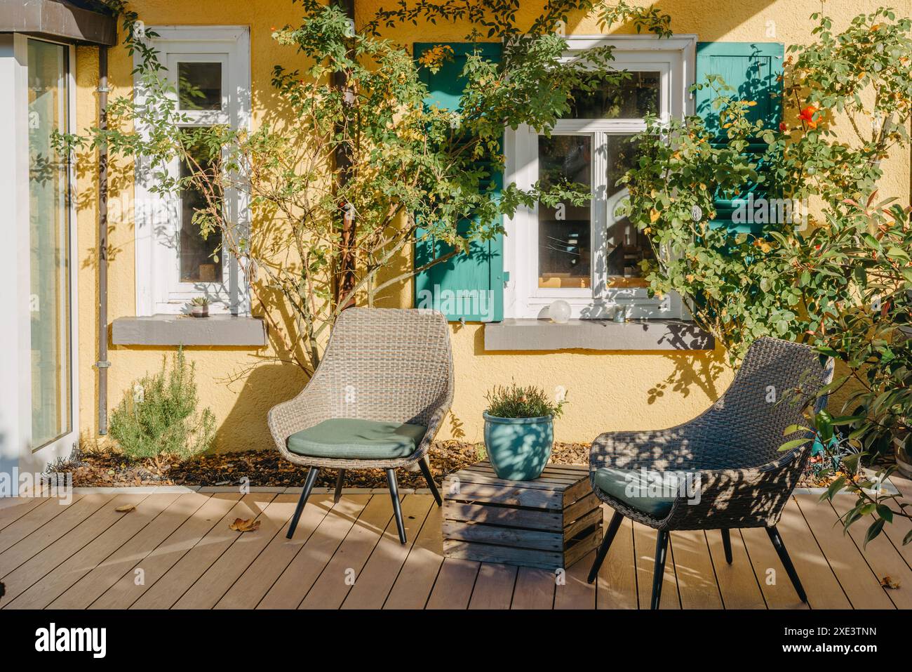 Mobili da giardino per il tempo libero nella natura. Sedie e tavolo vuoti in Orchard. Mobili in legno per esterni per picnic Foto Stock