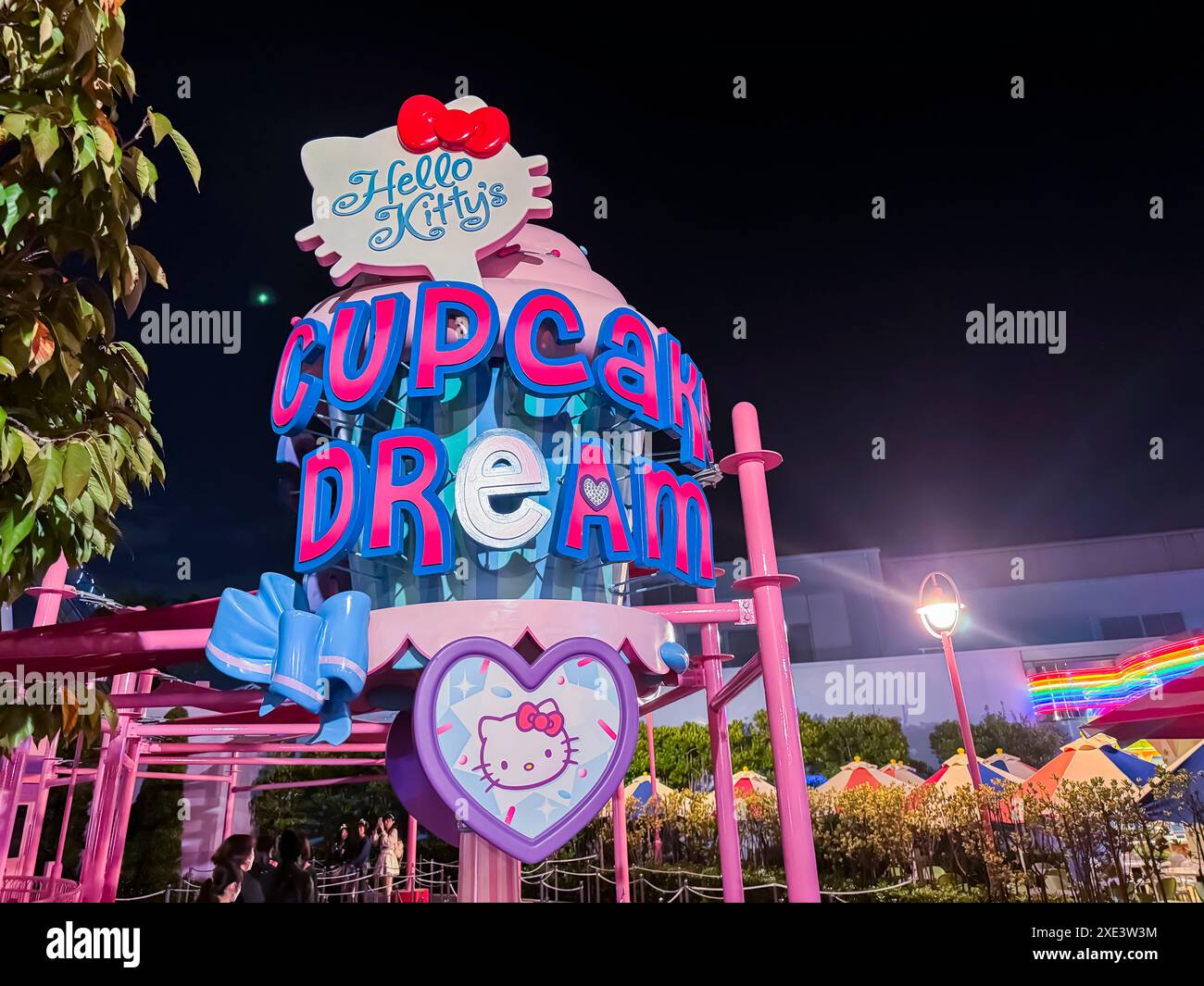 Konohana Ward, Osaka, Giappone. 11 novembre 2023. Cartello da sogno Hello Kitty cupcake in un parco a tema di notte. Foto Stock