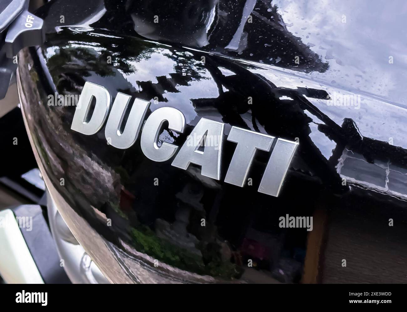 Shiga, Giappone. 11 novembre 2023. Un cartello Ducati su una motocicletta. Foto Stock