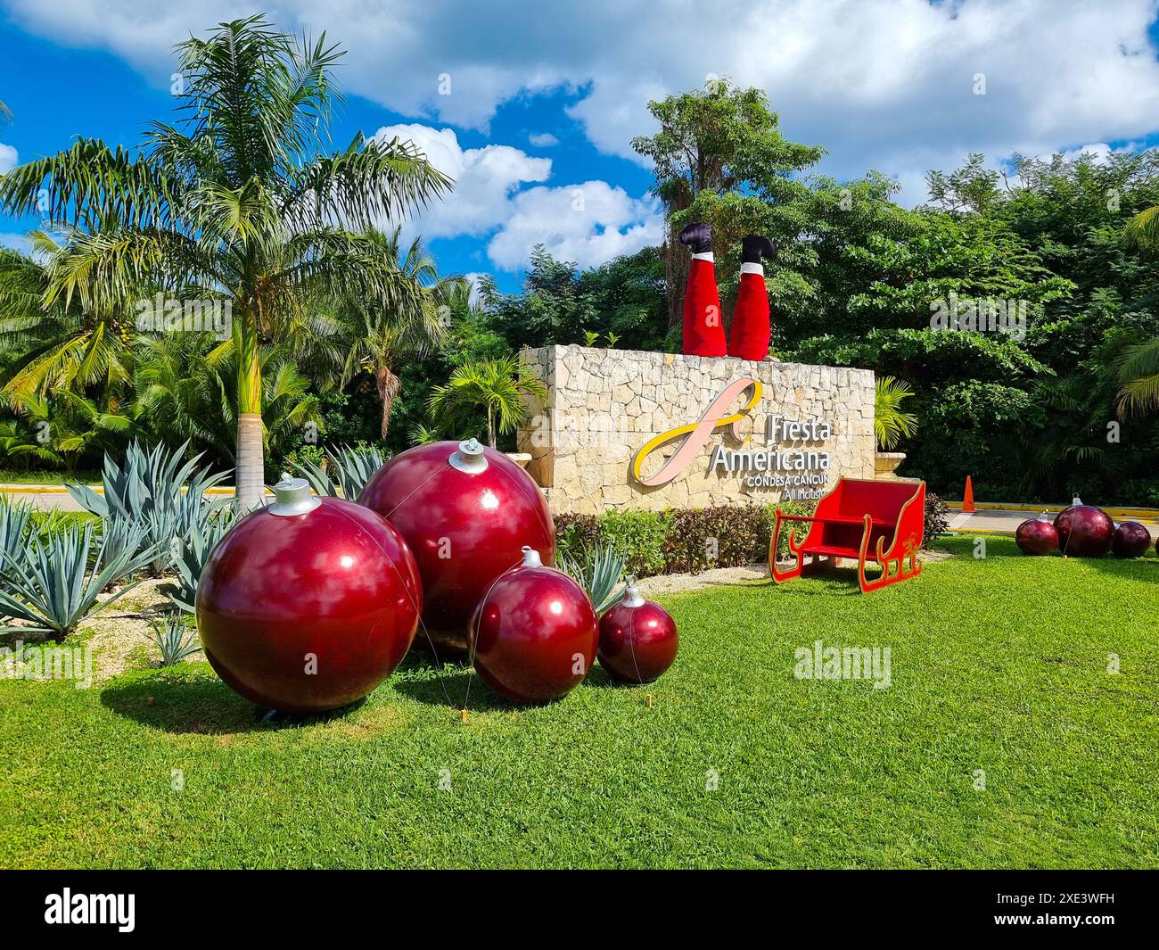 Messico, Cancun, decorazioni natalizie nel parco Foto Stock