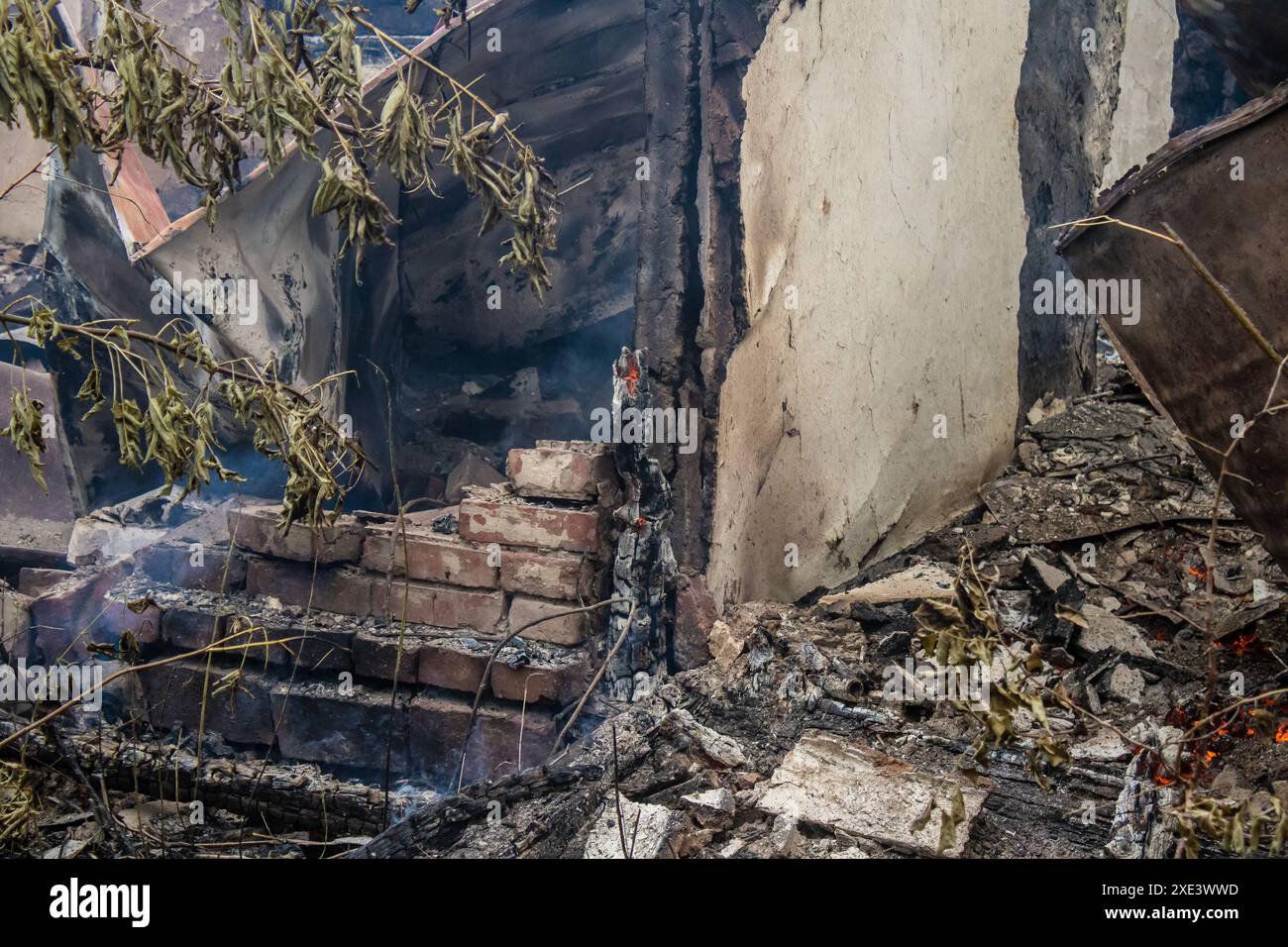 Kupiansk, Ucraina, 24 giugno 2024 Una casa a Kupiansk sta bruciando dopo il fuoco dell'artiglieria. La città fu colpita duramente dagli attacchi russi. Infrastrutture civili Foto Stock