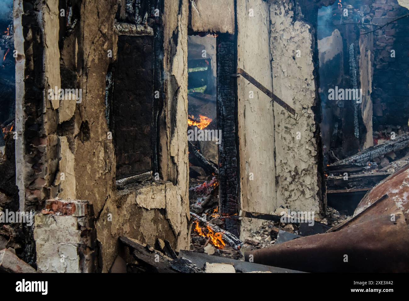 Kupiansk, Ucraina, 24 giugno 2024 Una casa a Kupiansk sta bruciando dopo il fuoco dell'artiglieria. La città fu colpita duramente dagli attacchi russi. Infrastrutture civili Foto Stock