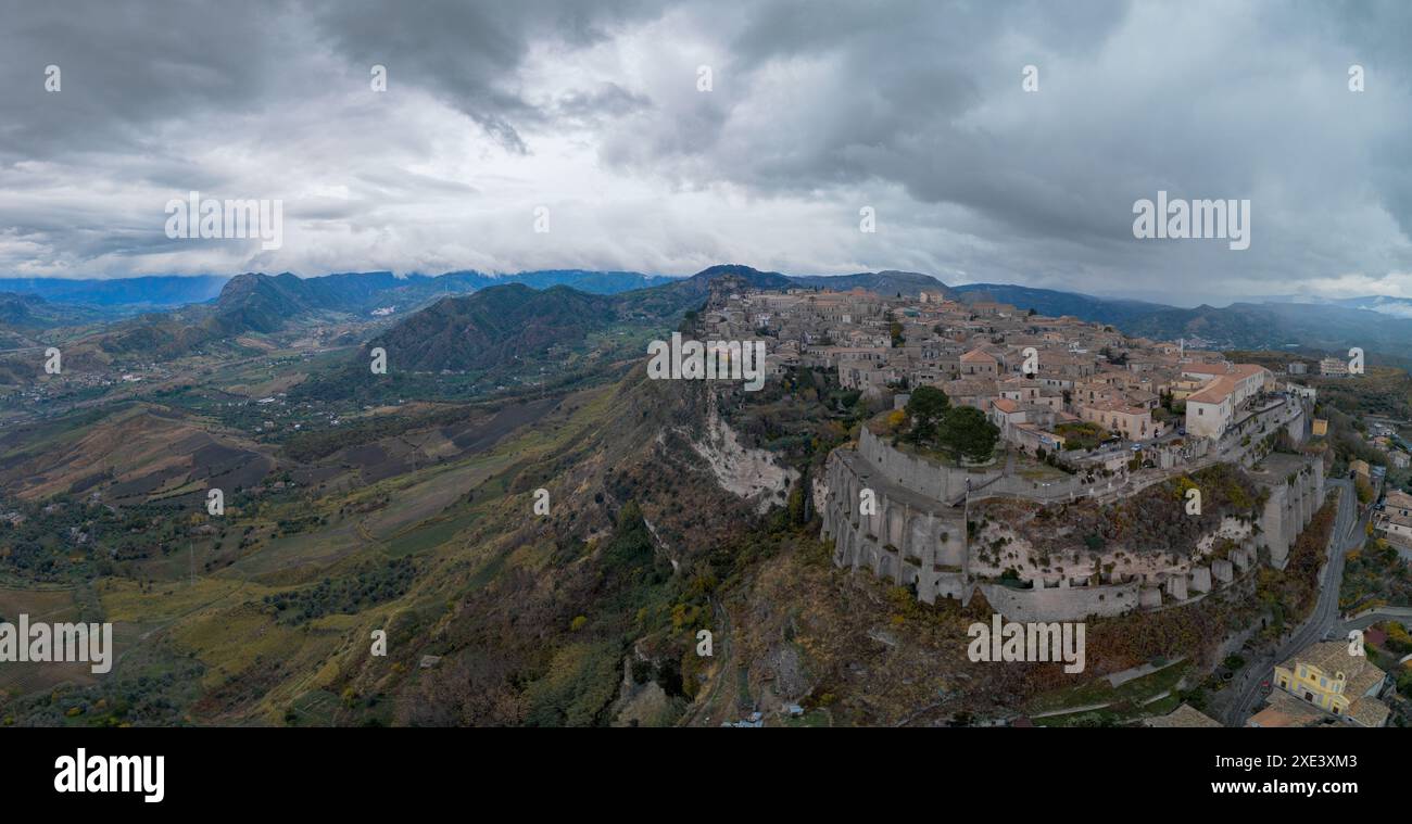 Prospettiva droni del pittoresco villaggio montano di Gerace in Calabria Foto Stock