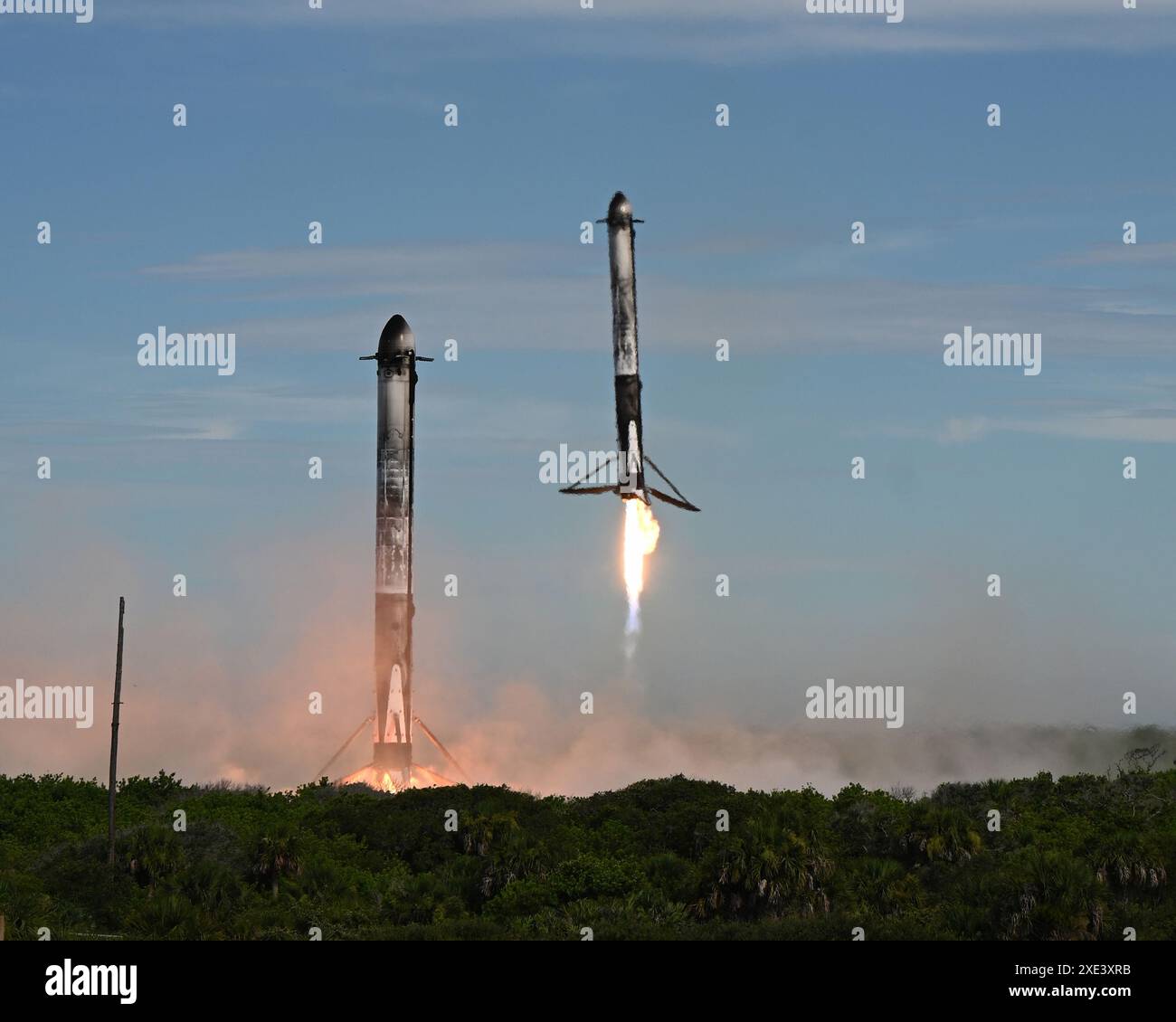 I booster laterali di un razzo SpaceX Falcon 9 Heavy ritornano alle zone di atterraggio 1 e 2 alla Cape Canaveral Space Force Station dopo aver lanciato il satellite meteo GOES-U per il NOAA e la NASA dal complesso 39A dal Kennedy Space Center, Florida, martedì 25 giugno 2024. Foto di Joe Marino/UPI credito: UPI/Alamy Live News Foto Stock