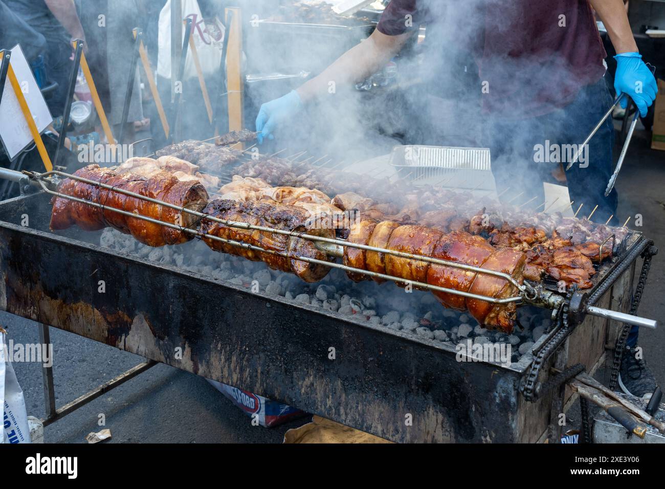 Un fornitore di barbecue in un mercato di strada a Honolulu, HI, Stati Uniti. Foto Stock