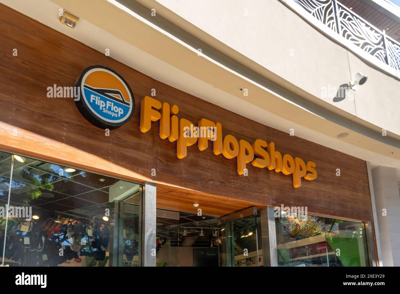 Honolulu, HI, USA - 14 gennaio 2024: Negozio di scarpe Flip Flop Shops in un centro commerciale a Waikiki, Hawaii, USA. Foto Stock