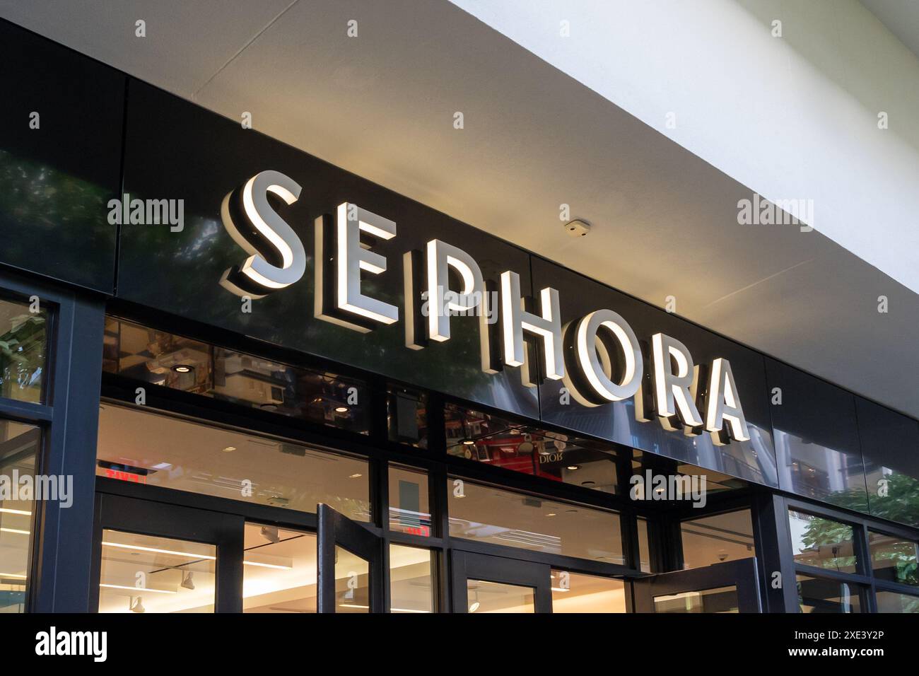 Honolulu, HI, USA - 14 gennaio 2024: Sephora firma presso il negozio in un centro commerciale a Waikiki, Hawaii. Foto Stock