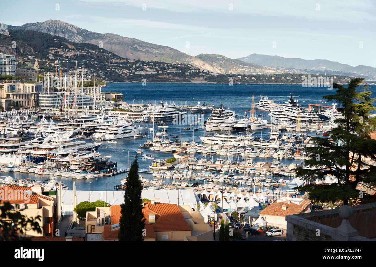 Monaco, Monte Carlo, 28 settembre 2022 - Vista dall'alto del famoso salone degli yacht, mostra di mega yacht di lusso, il più costoso Foto Stock Monaco, Monte Carlo, 28 settembre 2022 - Vista dall'alto del famoso salone degli yacht, mostra di mega yacht di lusso, il più costoso Foto Stock