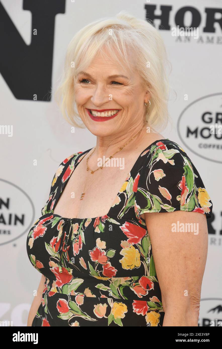 LOS ANGELES, CALIFORNIA - 24 GIUGNO: Elizabeth Dennehy partecipa alla prima americana di "Horizon: An American Saga - Chapter 1" al Regency Village Theatre on Foto Stock